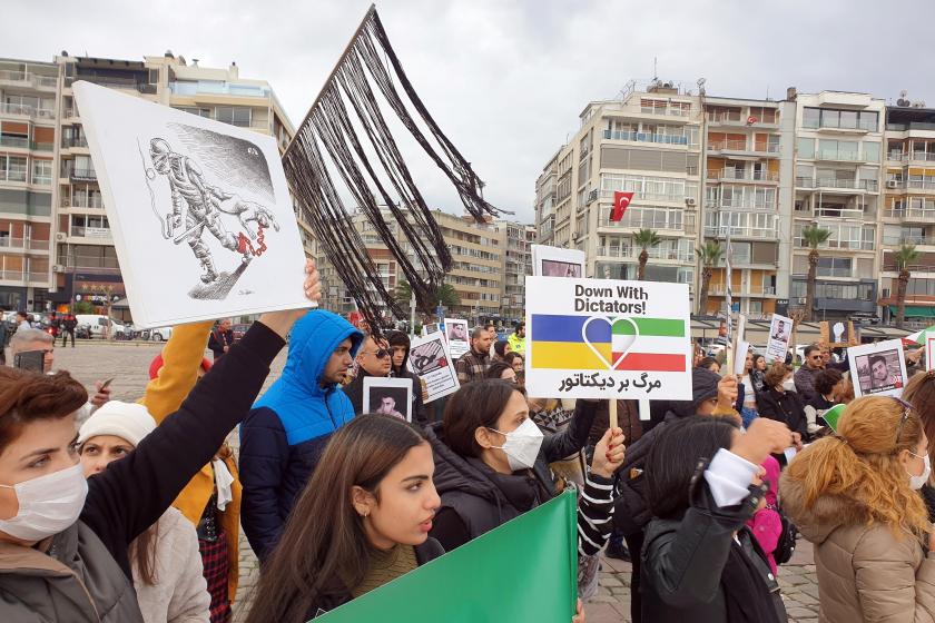 İzmir'de yaşayan İranlıların protesto eyleminden bir fotoğraf.