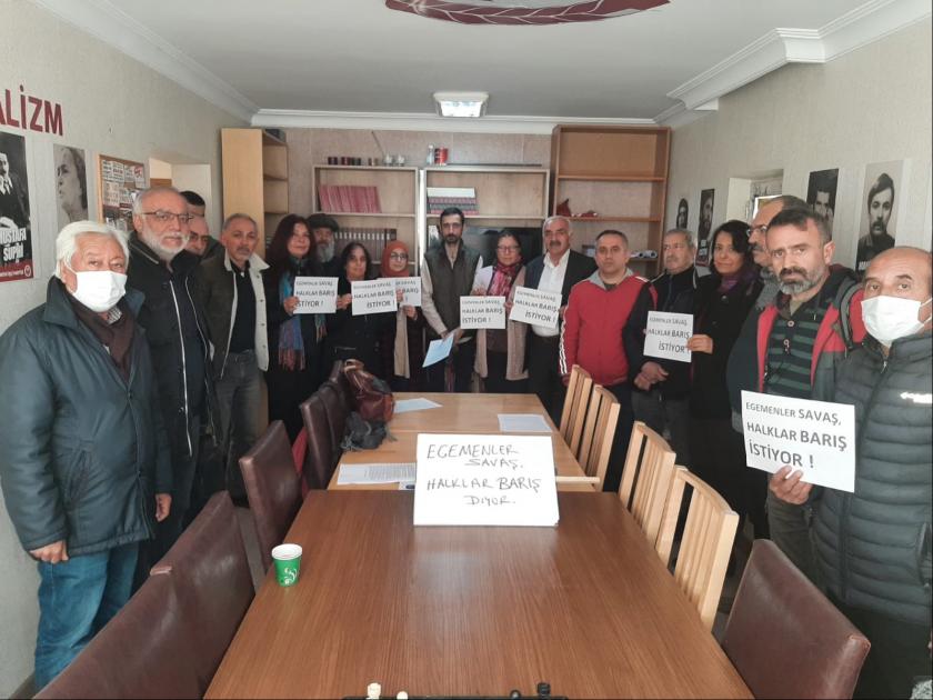 Beylikdüzü Emek, Barış ve Demokrasi Güçlerinin yaptığı açıklamadan bir fotoğraf.