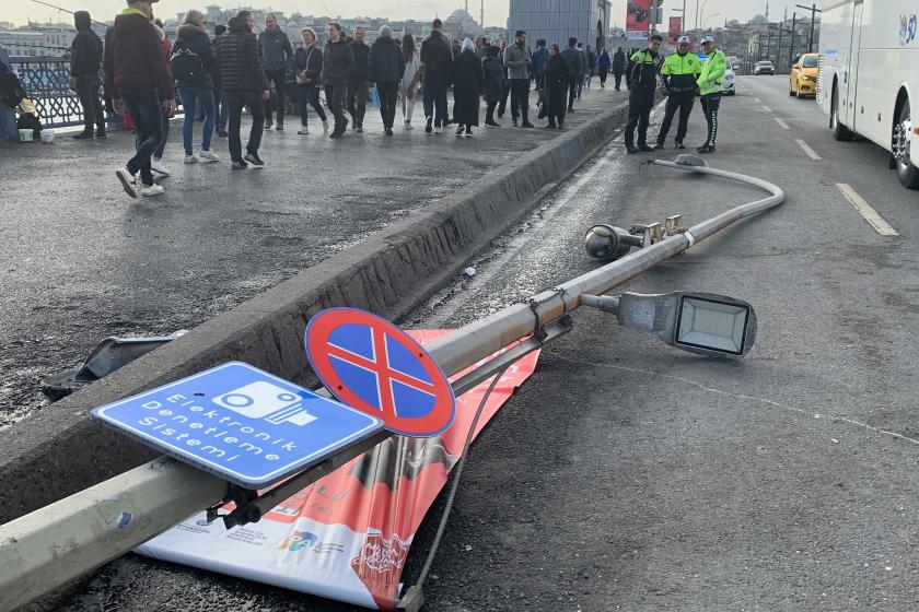 Galata Köprüsünde aydınlatma direği devrildi. 