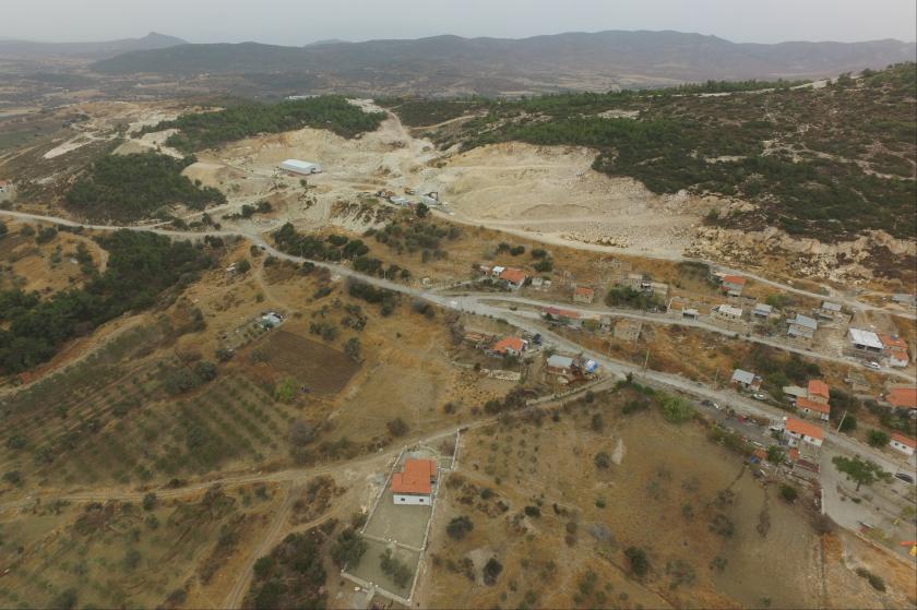 Foça Kocamehmet Köyü yakınında faaliyetini sürdüren taş ocağı.