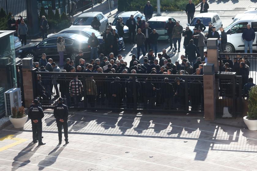 Ankara'da özel halk otobüsü şoförleri CHP önünde eylem yaptı