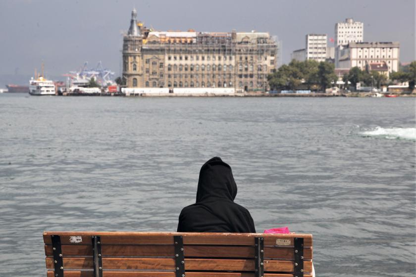 Haydarpaşa Gar'ını karşı kıyıda izleyen bir kişi. 