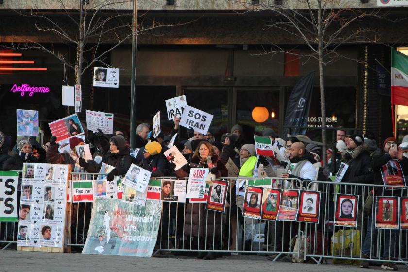 Nobel ödül töreninde protesto düzenleyenler 