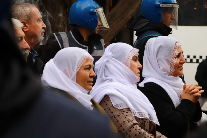 Polis ablukasına alınan barış anneleri 