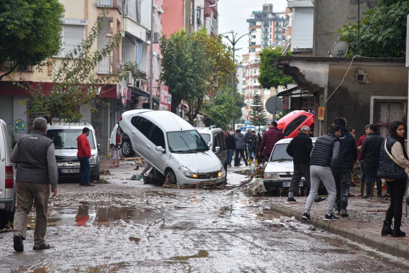 Kumluca'da üst üste çıkan araçlar.