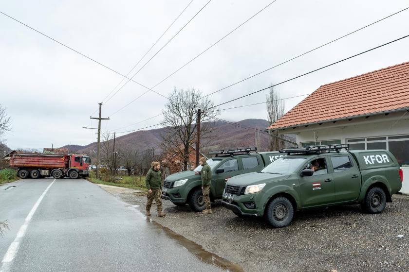 KFOR, Kosova'daki barikatları incelerken