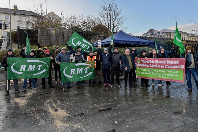 İngiltere'de greve çıkan demir yolu işçileri