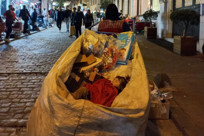 Beyoğlu'da kağıt toplayan mülteci kadın