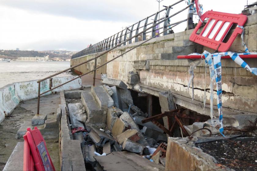 Üsküdar sahilinde göçme meydana geldi