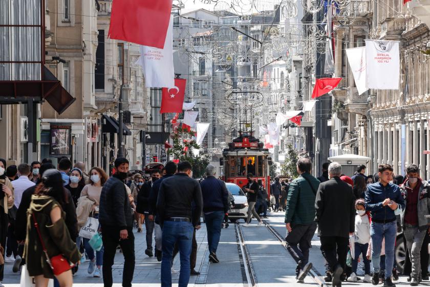 İstiklal Caddesi'nde kalabalık.