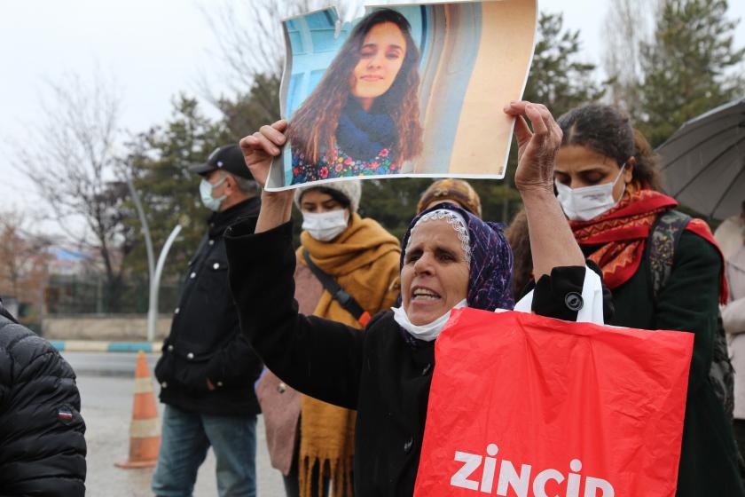 Gülistan Doku'nun fotoğrafını taşıyan yaşlı bir kadın