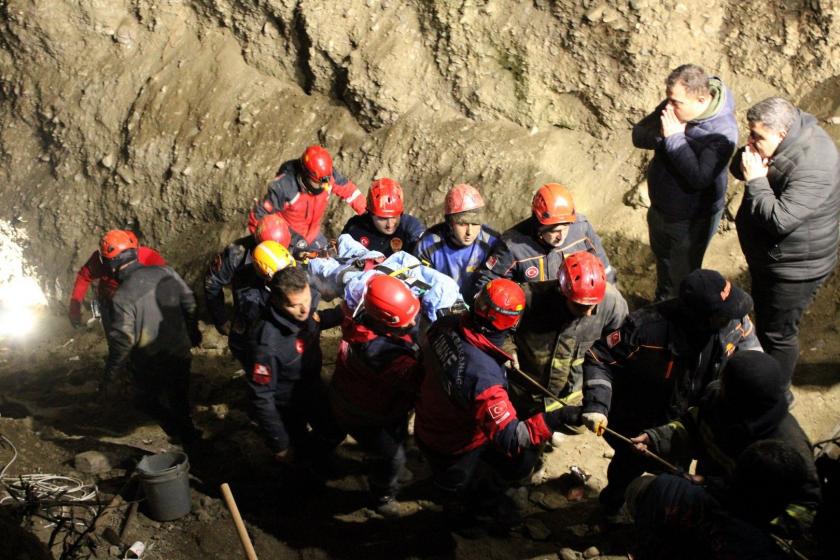 Su kuyusuna düşen 2 yaşındaki çocuk ve kurtarmaya çalışan baba yaşamını yitirdi