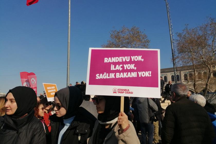 Randevu yok, ilaç yok, sağlık bakanı yok yazılı döviz