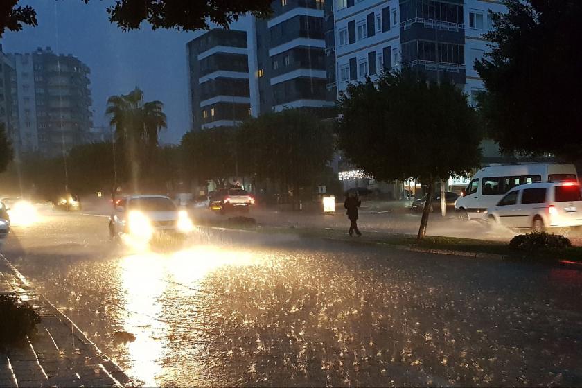 Antalya'da yağmur ve hızı 122 kilometreye ulaşan fırtına hayatı olumsuz etkiledi