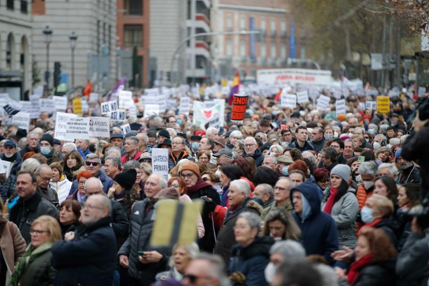 İspanya'nın başkenti Madrid'de eylem düzenleyen sağlık çalışanları