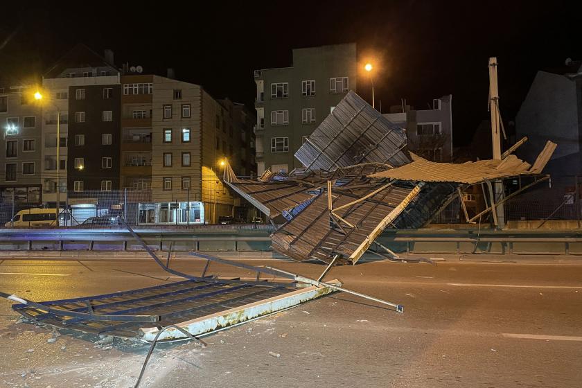 Bursa’da lodos nedeniyle uçan çatı metro raylarına düştü