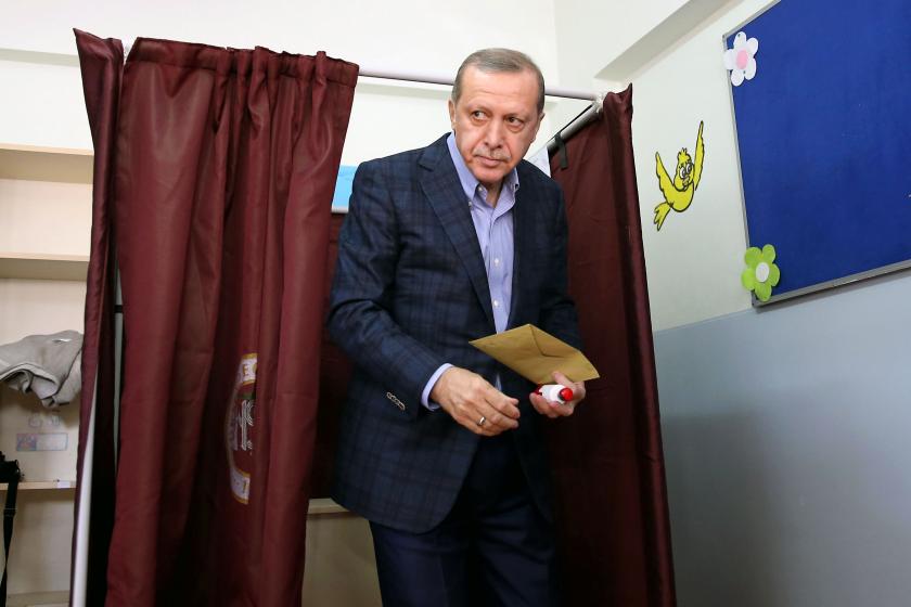 Tayyip Erdoğan oy kullanma kabininden çıkarken