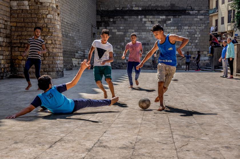 Sokakta futbol oynayan çocuklar