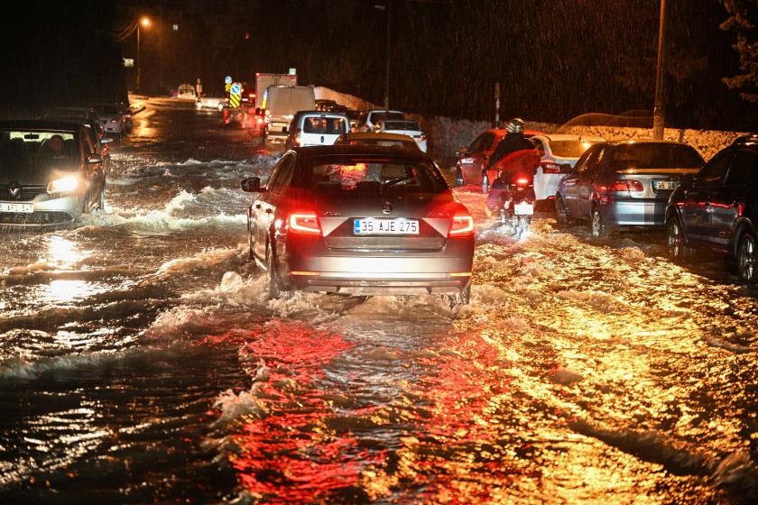 İzmir'de sağanak etkili oldu