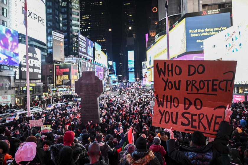 Washington Square Park'ta toplanan protestocular