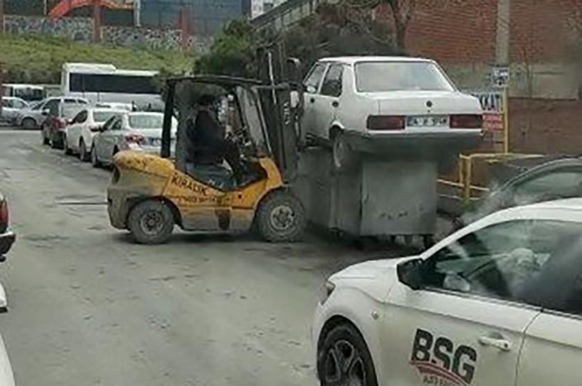 Otomobili işyerinin önünü kapattığı gerekçesiyle forklift ile çöpe attılar