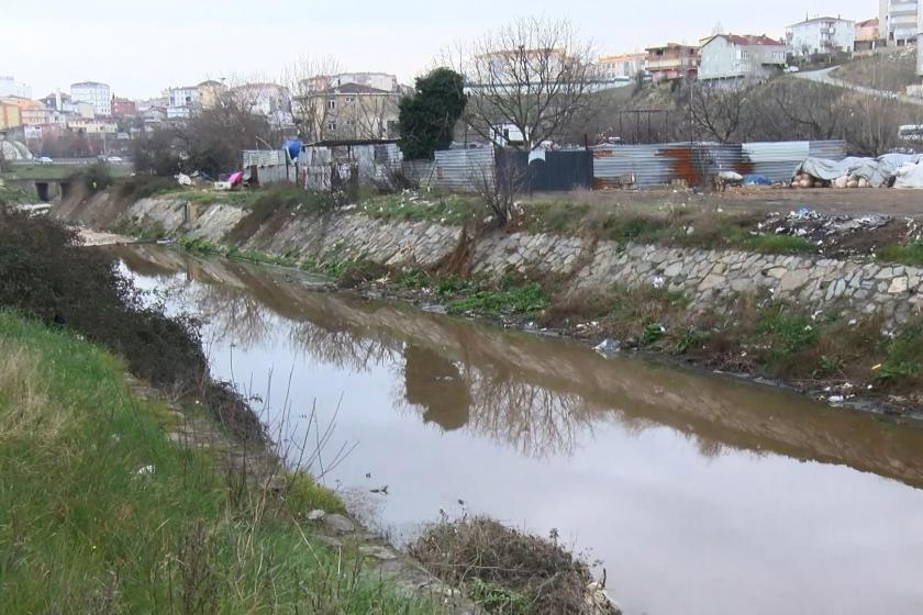 Pendik'teki Kemiklidere gri renkte akıyor