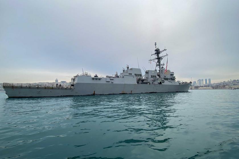 İstanbul Boğazı'na demirleyen ABD savaş gemisi USS Nitze