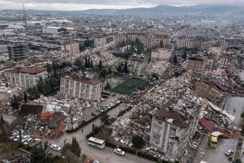 Deprem nedeniyle Hatay'ın Güzelburç Mahallesinde binalar yıkıldı.