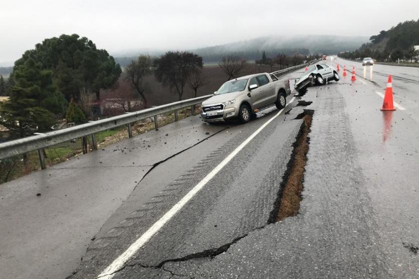 Deprem nedeniyle Maraş ile Pazarcık ilçesi arasındaki yolda hasar meydana geldi.