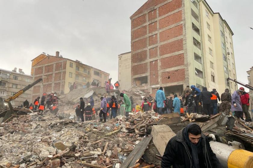 Elazığ'da çöken bina.