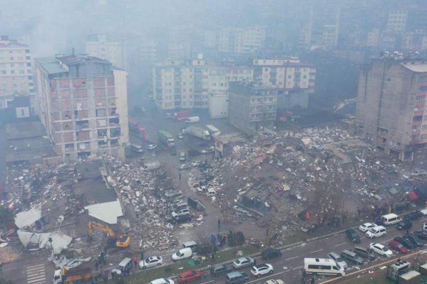 Maraş'ta depremin ardından yıkılan binalar