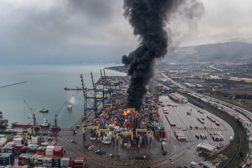 Hatay'ın İskenderun Limanı'ndaki konteyner deposunda yangın çıktı.