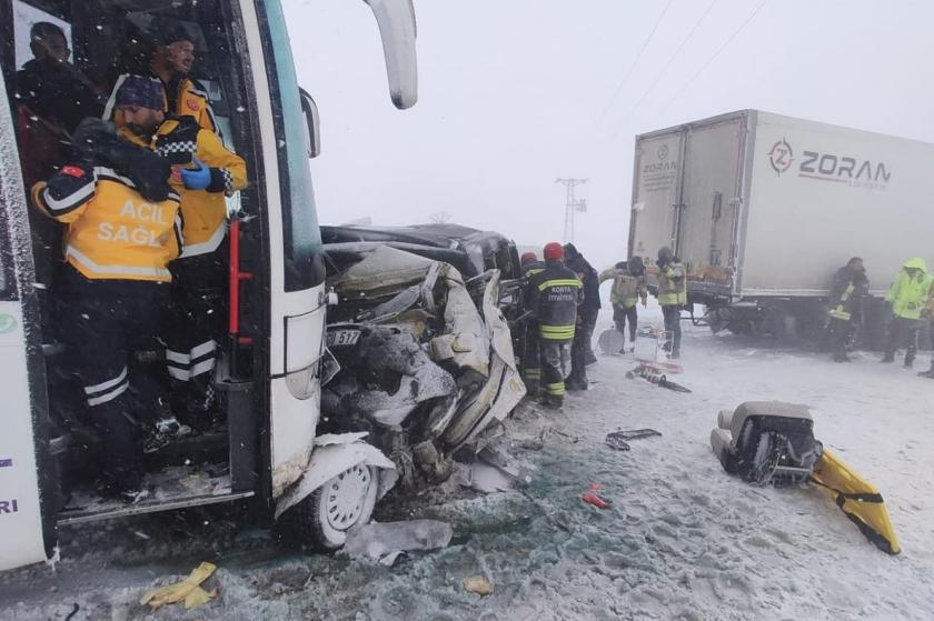 Şereflikoçhisar'da zincirleme trafik kazası