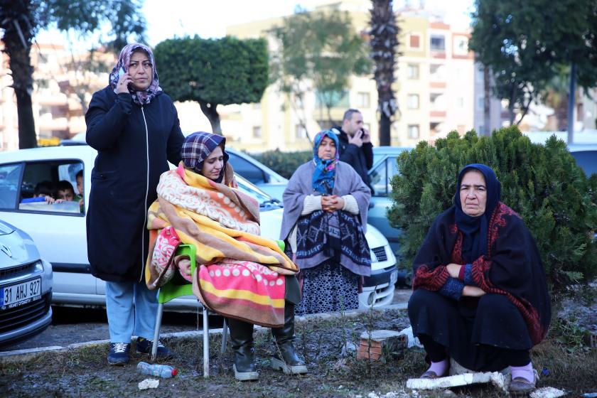 Hatay'da depremzedelerin endişeli bekleyişi, soğuk havada çocuklar ise arabada