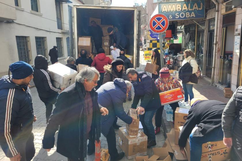 Edremit'te depremzedeler için yardımlar TIR'lara yükleniyor