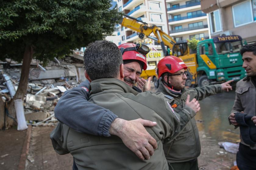 Hatay'ın İskenderun ilçesinde, depremden yaklaşık 34 saat sonra bir apartmanın enkazından 33 yaşındaki Burcu Arlı yaralı çıkarıldı, arama kurtarma ekibinin sevinci yüzlerine yansıd