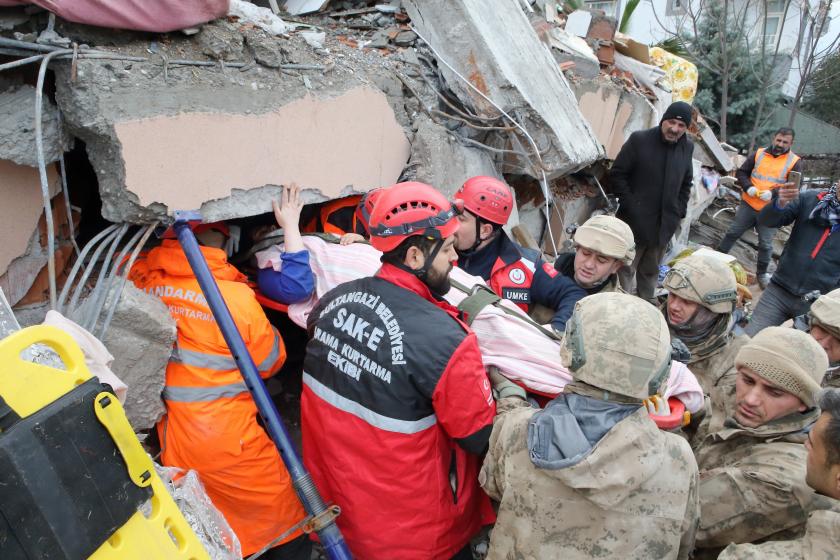 Adıyaman Valiliği arkasında bulunan 5 katlı Kanarya Apartmanı enkazında mahsur kalan anne ve kızı, depremden yaklaşık 34 saat kurtarıldı 