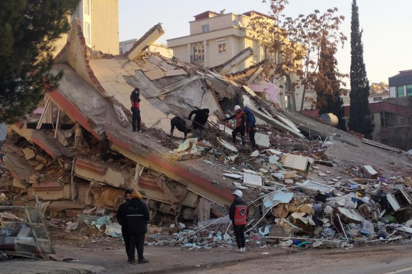 Cahit Zarifoğlu Caddesi'nde yıkılan bina