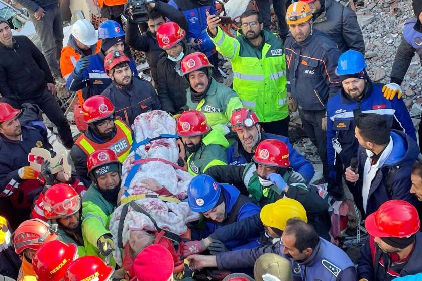 Adıyaman'da görev yapan Pakistanlı arama kurtarma ekipleri, 50 yaşındaki kadını enkazdan 57 saat sonra kurtardı