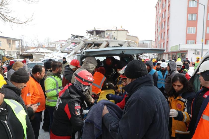 Elbistan'da enkaz altında kalan kadın, yaklaşık 55 saat sonra sağ olarak çıkarıldı 