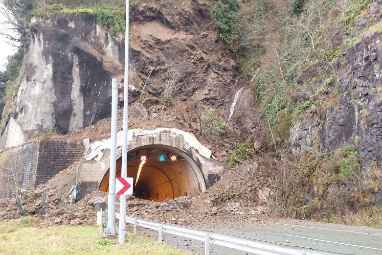 Karadeniz Sahil Yolu Hopa-Kemalpaşa arasında heyelan sonucu kapandı