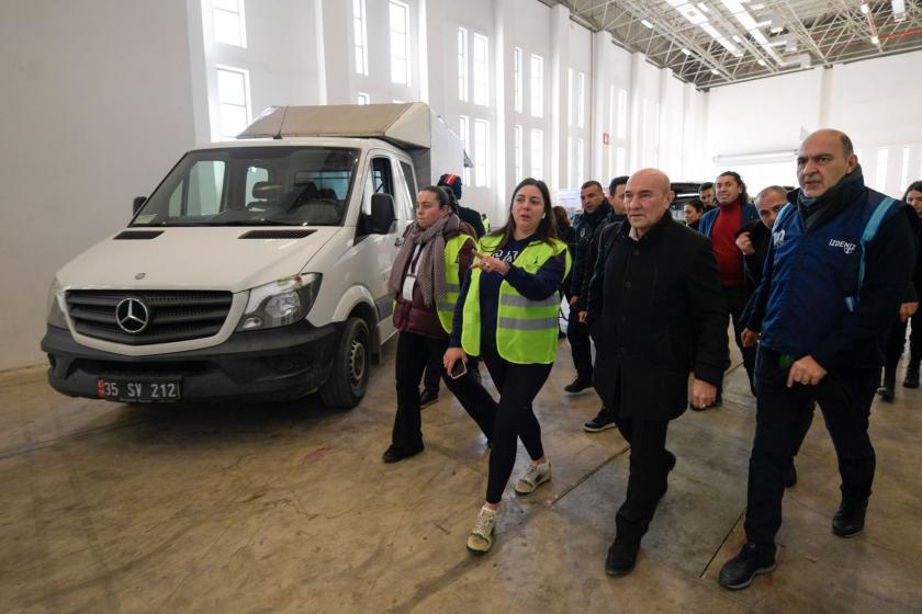 Tunç Soyer depremzedelere yardım merkezi ziyareti