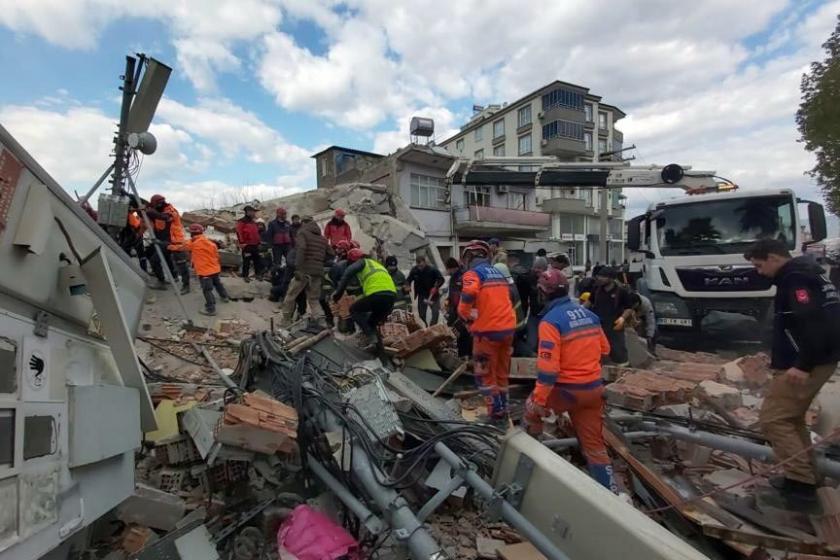 Osmaniye'de artçı sarsıntıda bina yıkıldı