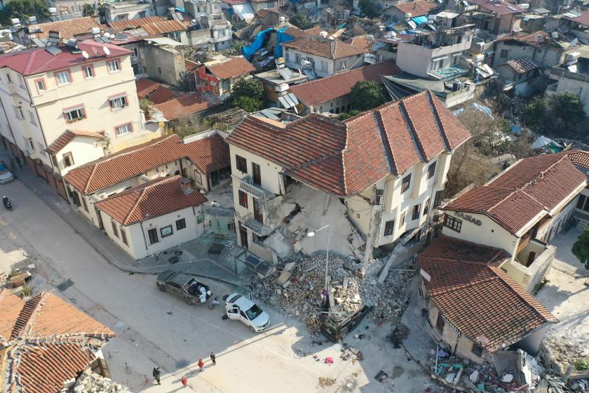 Hatay El Sanatları Teşhir ve Satış Merkezi'nin tarihi binasının ön cephesi yıkıldı