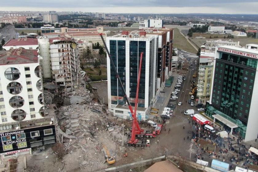 Depremde Diyarbkır'da yıkılan bina