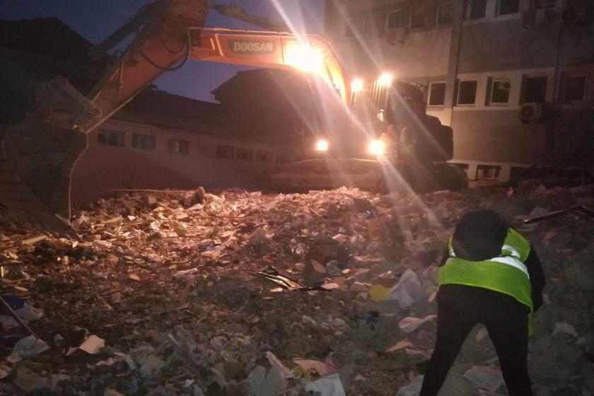 Hatay’da Yapı Denetim ve Yapı Malzeme Şube Müdürlüğü’nde yer alan işyeri ve konutların laboratuvar test sonuç evraklarının bulunduğu tek katlı binanın yıkıldı