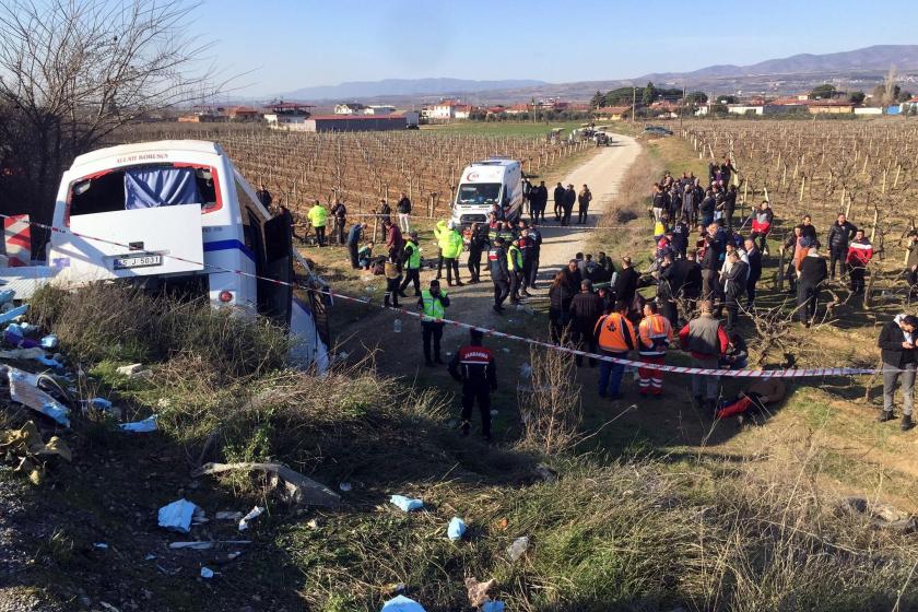 Manisa'da tırla çarpışan servis midibüsü şarampole düştü