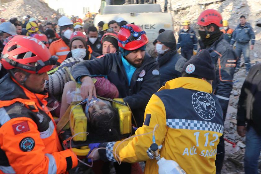 Depremin 205'inci saatinde enkazdan sağ çıkarılan kadın