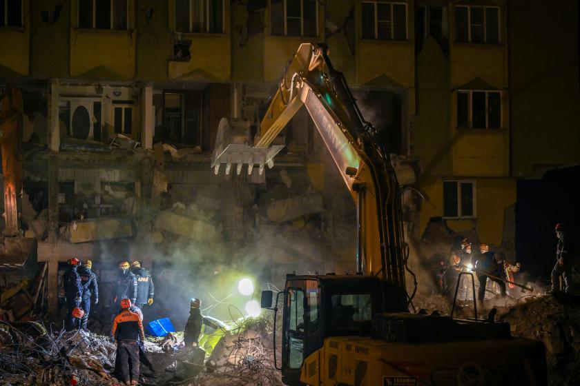 Deprem bölgesinde enkaz kaldırma işlemi 