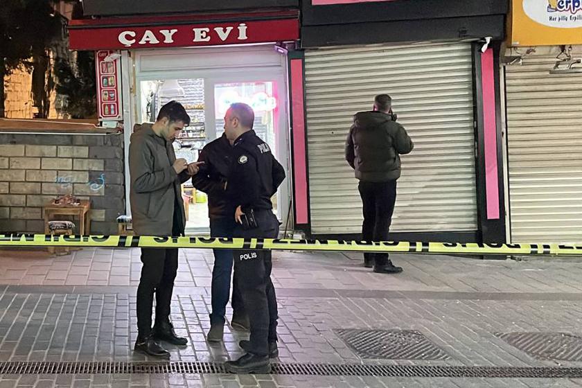 olay yeri, polis şeridi, sivil ve üniformalı polisler